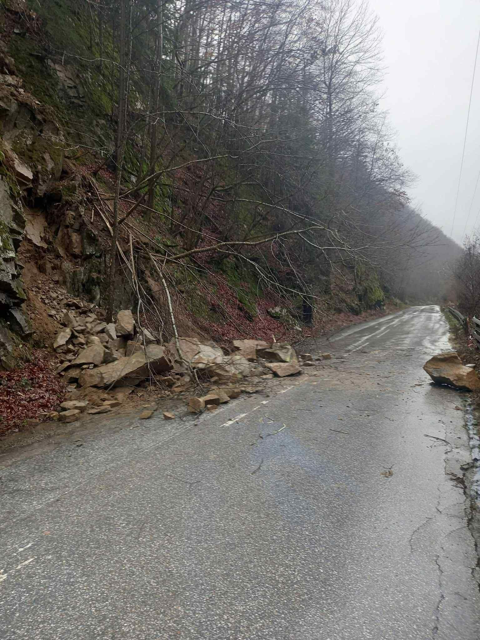 Ново свлачище затруднява движението в област Пазарджик заради проливните дъждове СНИМКИ