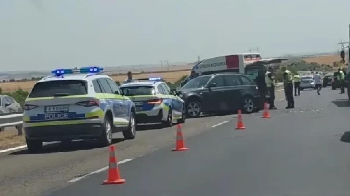 Катастрофа блокира АМ "Тракия" в посока морето, километрично задръстване СНИМКА