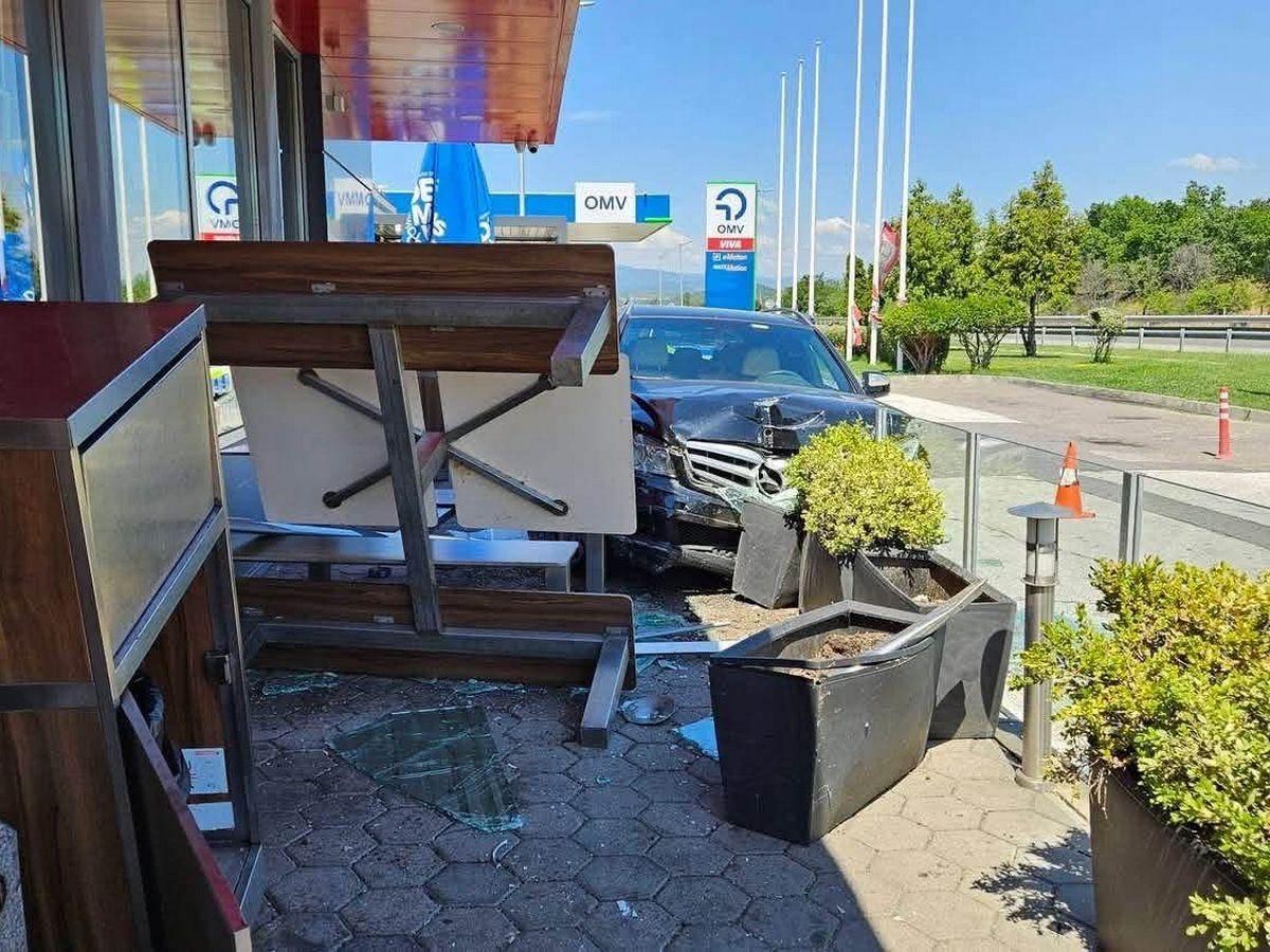 ШОК НА АМ „ТРАКИЯ“! Бургазлийка заби луксозния си Мерцедес в заведение край Пазарджик, по чудо няма жертви