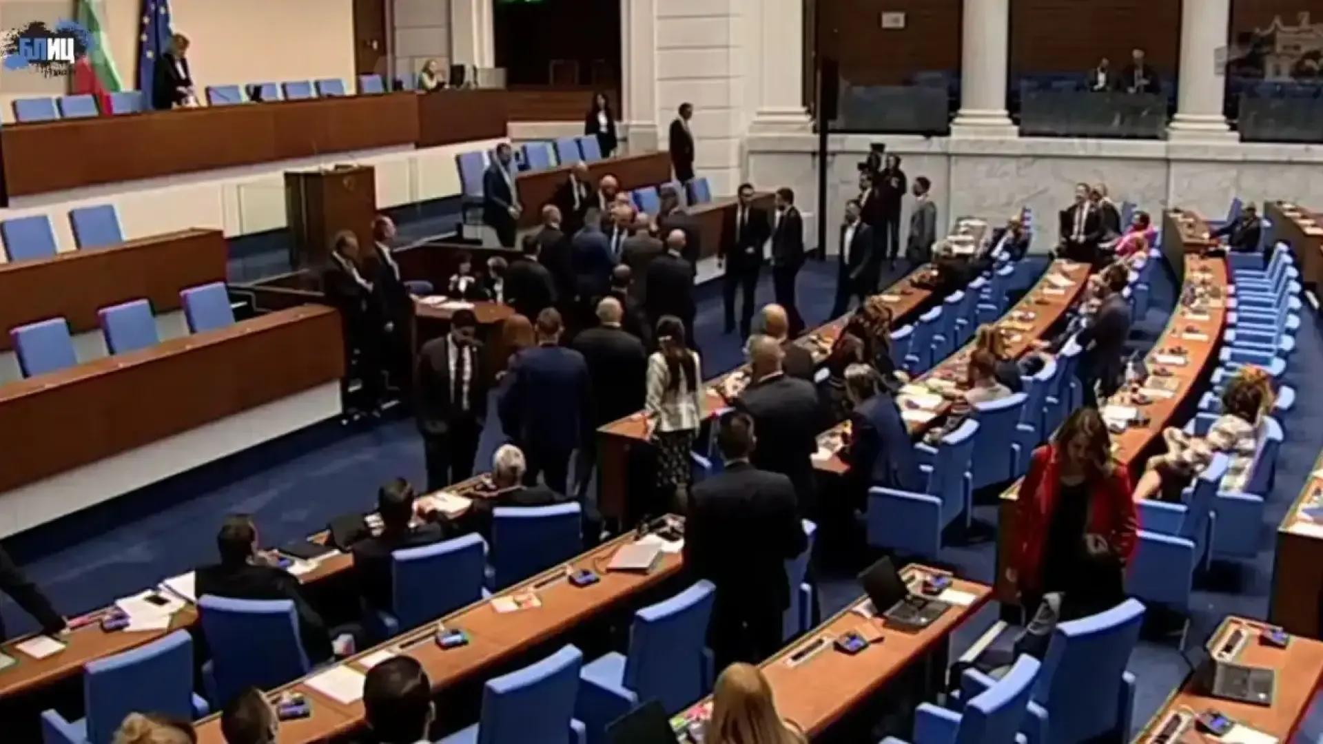 НА ЖИВО: Депутати наскачаха на бой в парламента