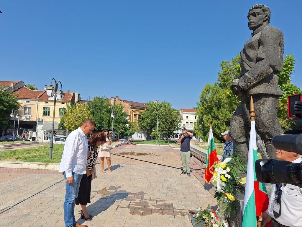 Граждани и институции в Пазарджик почетоха 187-годишнината от рождението на Васил Левски