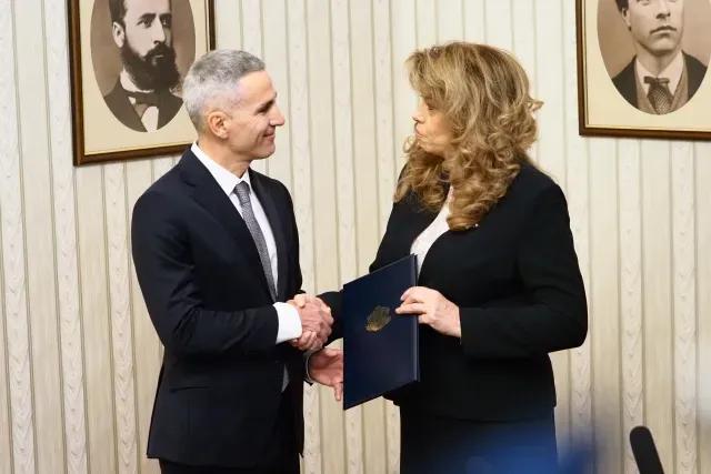 Гюров обяви служебния кабинет: Ето всички министри и кой поема ключовите ресори преди изборите!