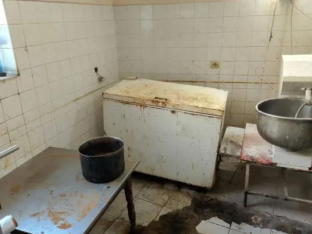 ИЗВЪНРЕДНО в Пазарджик! Затвориха заведение за бързо хранене заради мръсотия и 100 кг месо без произход