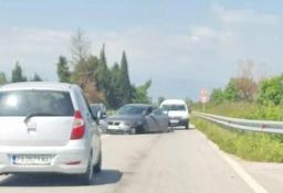СНИМКИ : Преди минути е станала катастрофа между две коли на пътя между селата Звъничево и Лозен в Пазарджишко