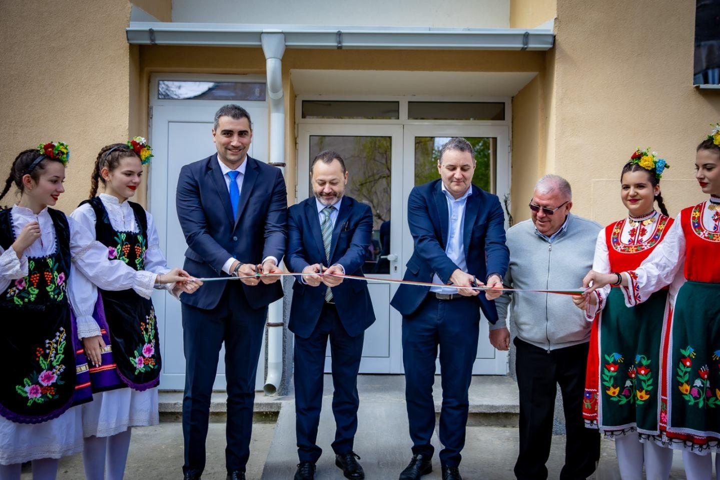 Първият обновен жилищен блок по Програмата за саниране бе официално открит в Пазарджик