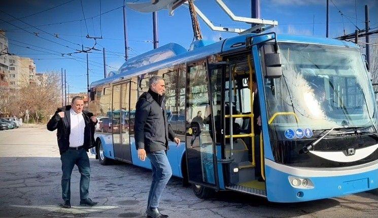 С визия и грижа за бъдещето: кметът Петър Куленски посрещна първите нови електробуси – нова ера за градския транспорт в Пазарджик