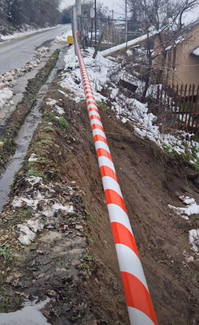 Извънредно: Активно свлачище застрашава къщи във Варвара, обявено е частично бедствено положение