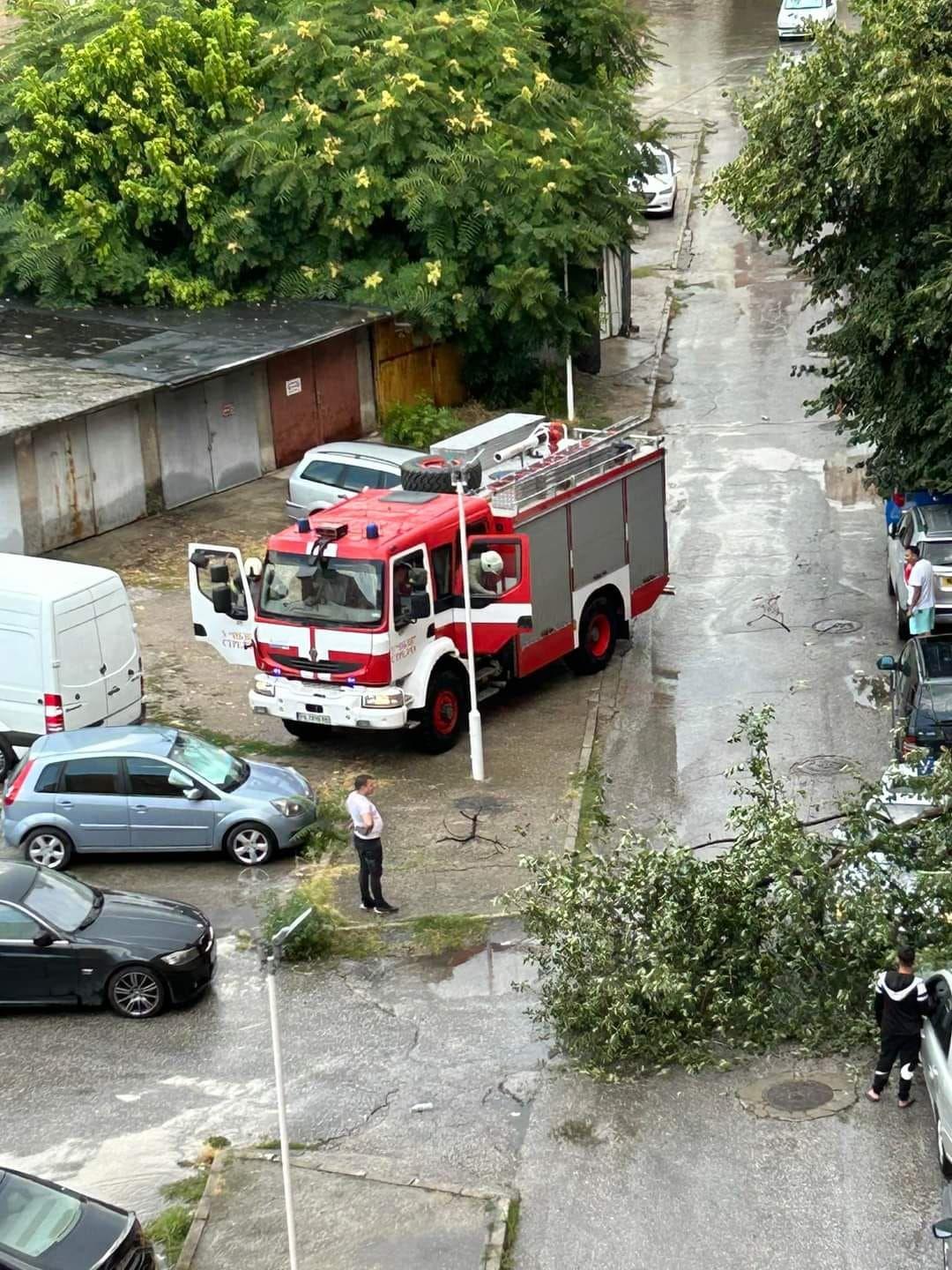 СНИМКИ : Буря в Пазарджик причинява значителни щети: 12 сигнала подадени на телефон 112