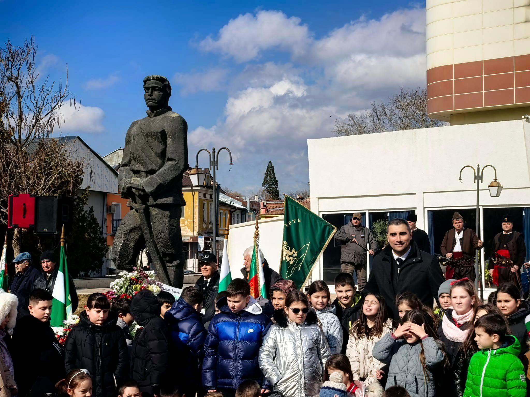 СНИМКИ : Пазарджик почете паметта на Васил Левски