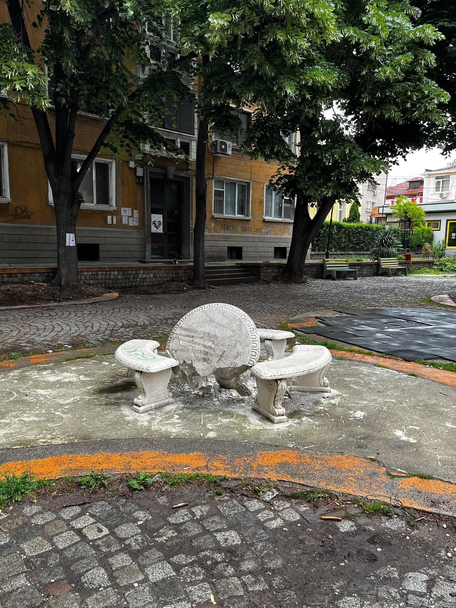 Възмутително! Вандали вилнеят в сърцето на Пазарджик! СНИМКА: 