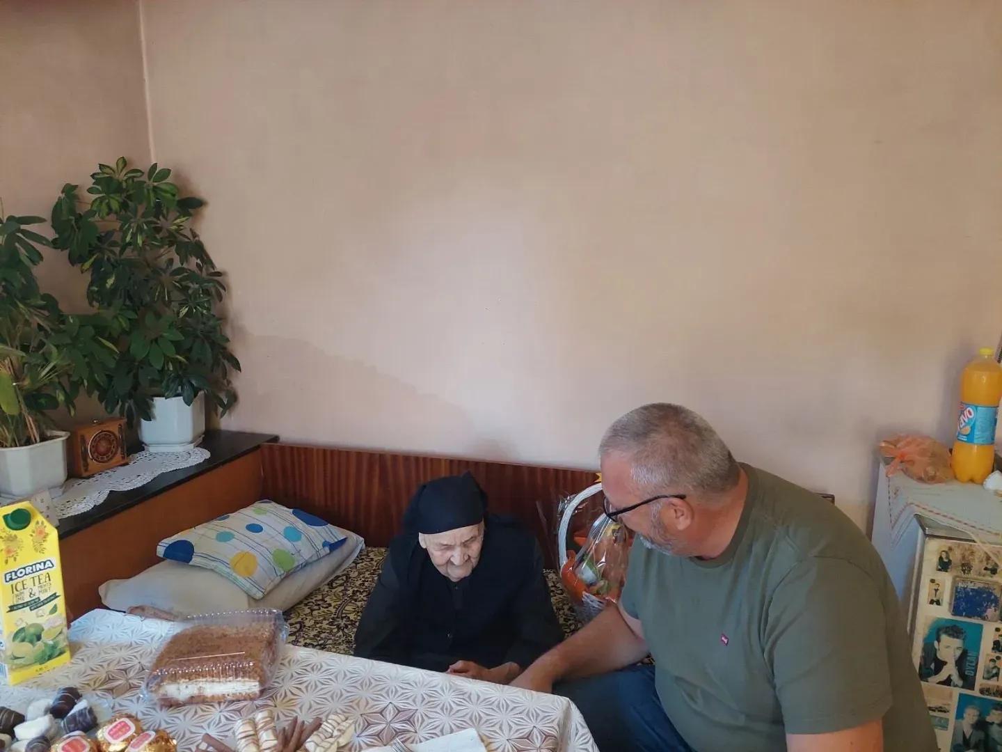 104 години мъдрост и усмивки: Баба Кипра от Батак отпразнува рождения си ден