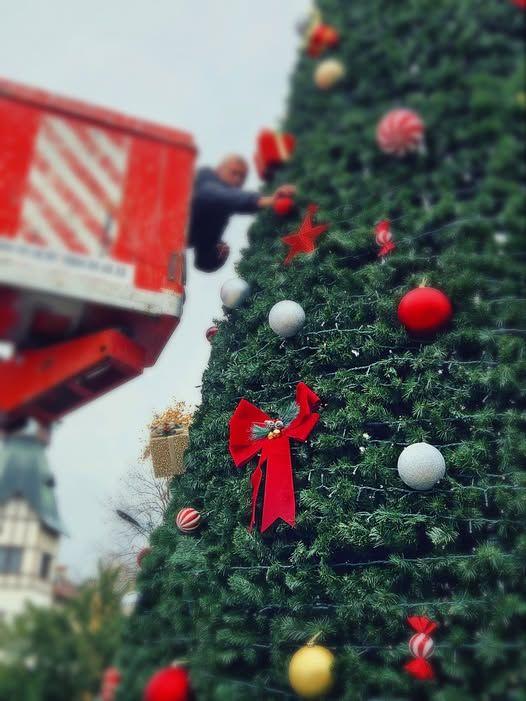 Докато термометрите показват над 30 градуса, в Пазарджик вече се подготвят за сняг, звънчета и… „Магия на площада“!
