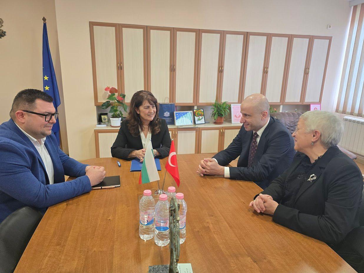 Емре Манав на първа официална визита при Валентина Кайтазова и Осман Мурадов