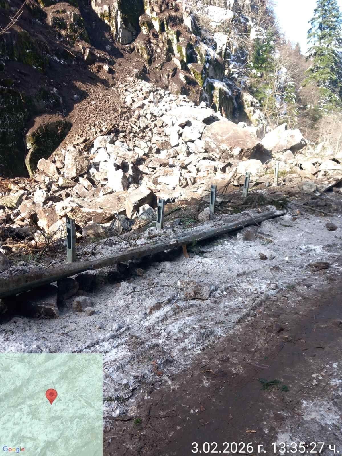 ИЗВЪНРЕДНО   Затвориха пътя Велинград – Сърница заради огромно срутване