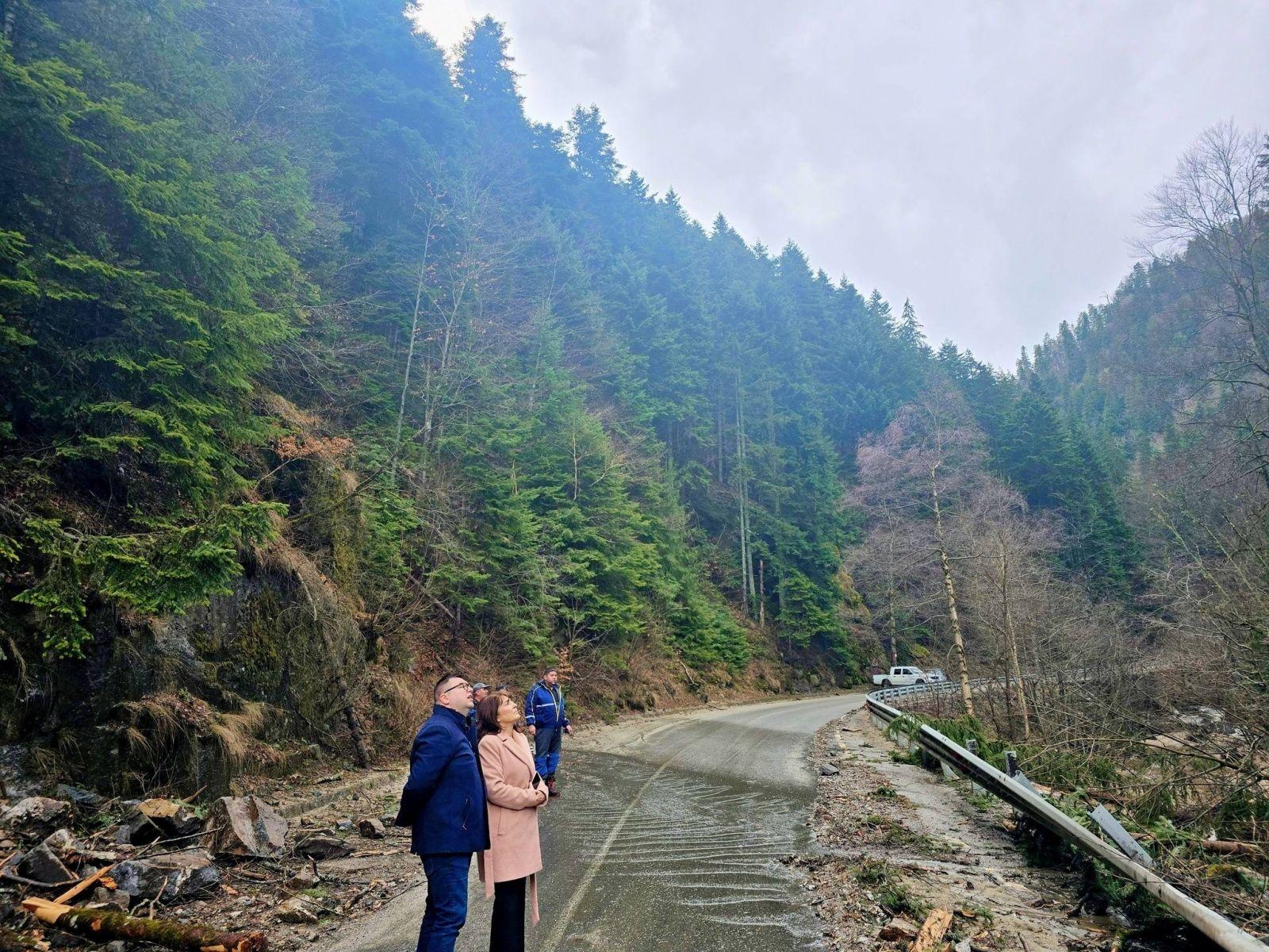 Областният и зам. Областният управител на Пазарджик Валентина Кайтазова и Осман Мурадов бяха на оглед след срутището: Продължава разчистването на пътя Велинград–Сърница, трасето остава опасно