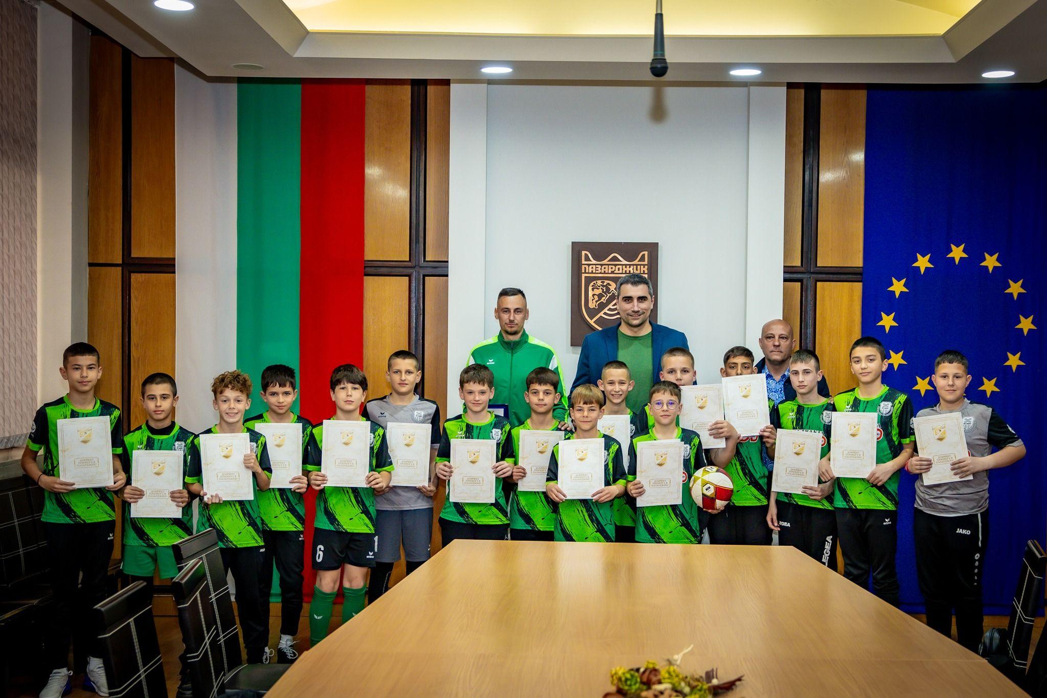 Кметът на Пазарджик Петър Куленски награди талантливите деца от ФК „Хебър“