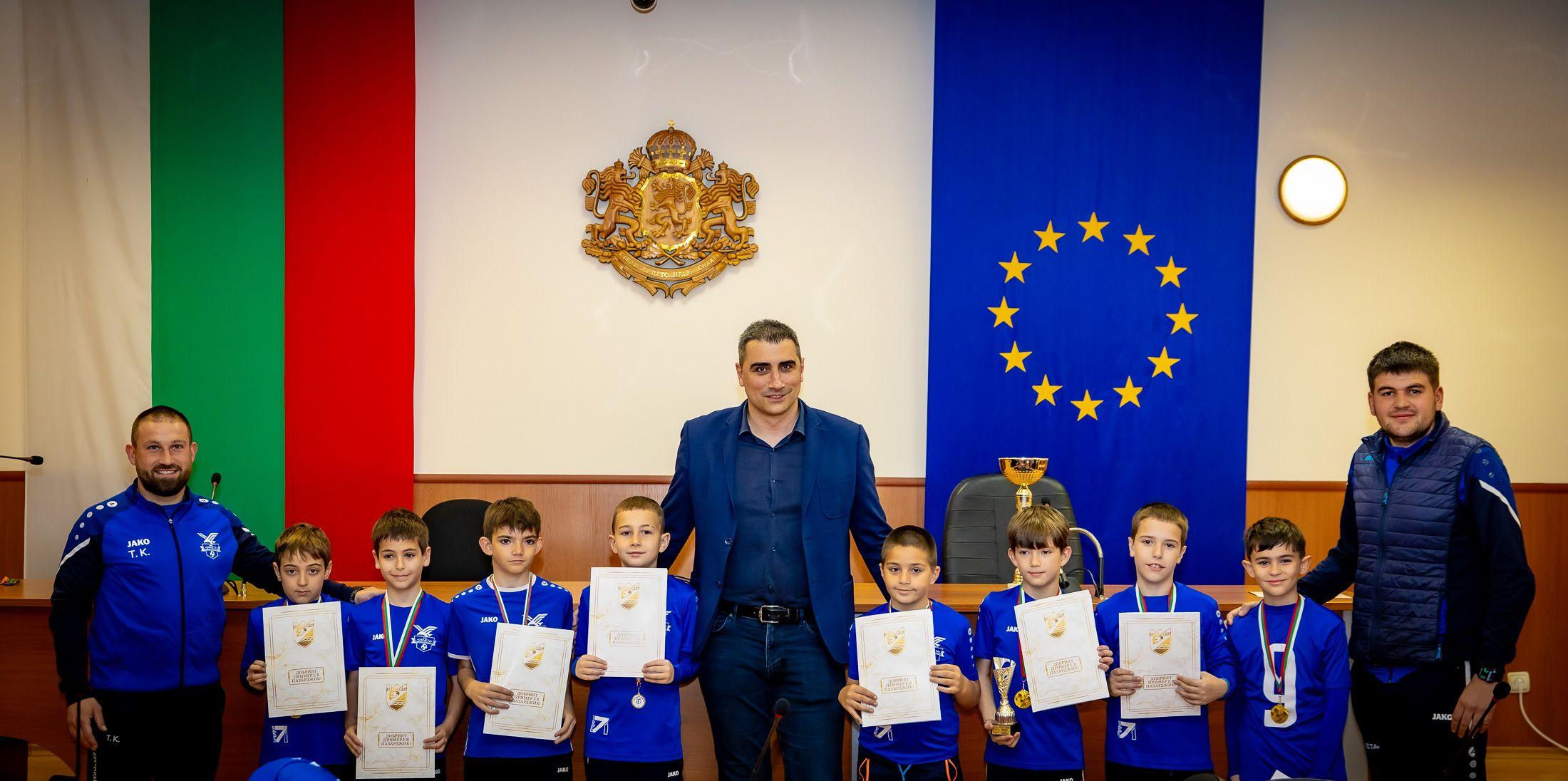 Кметът Петър Куленски награди ДФК „Орлета“ след триумфа на International Pirin Cup 2026