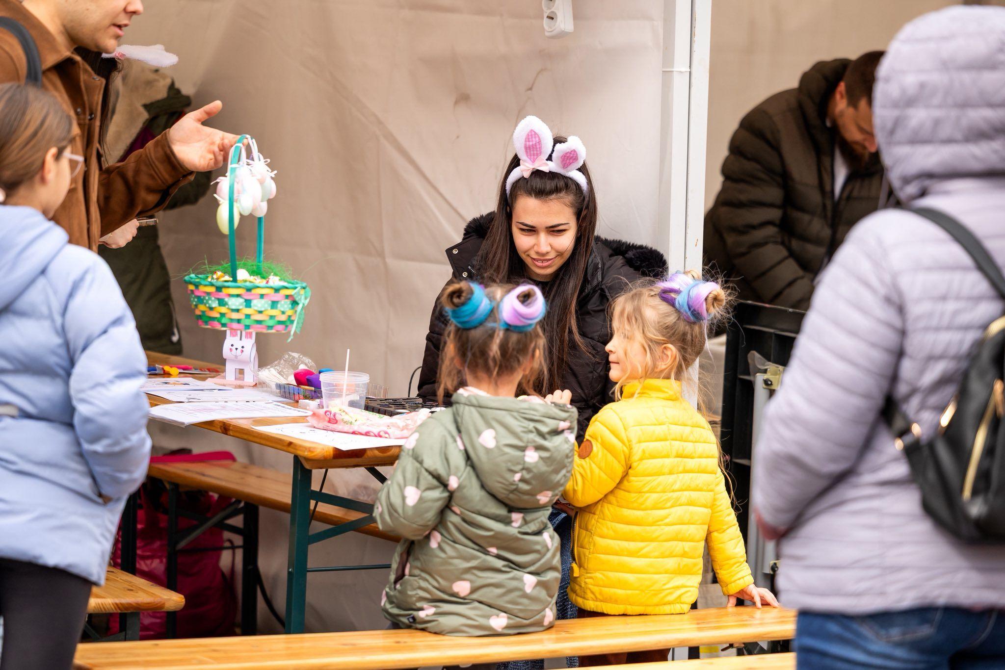 „Великденска магия“ озари площад „Константин Величков“ с усмивки, творчество и пролетно настроение