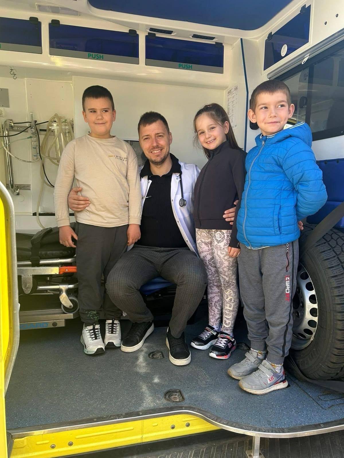 Вълнуваща среща в Пазарджик: д-р Димитър Бакалов прочете приказка на деца и ги изненада с истинска линейка