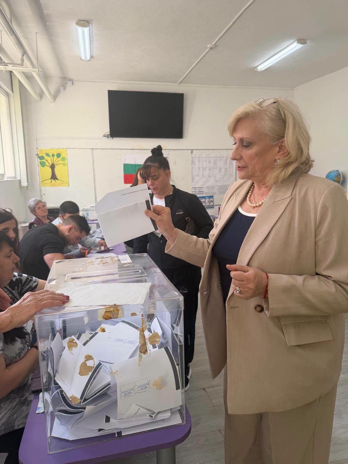 Искра Михайлова гласува във Велинград и подчерта нуждата от стабилно управление