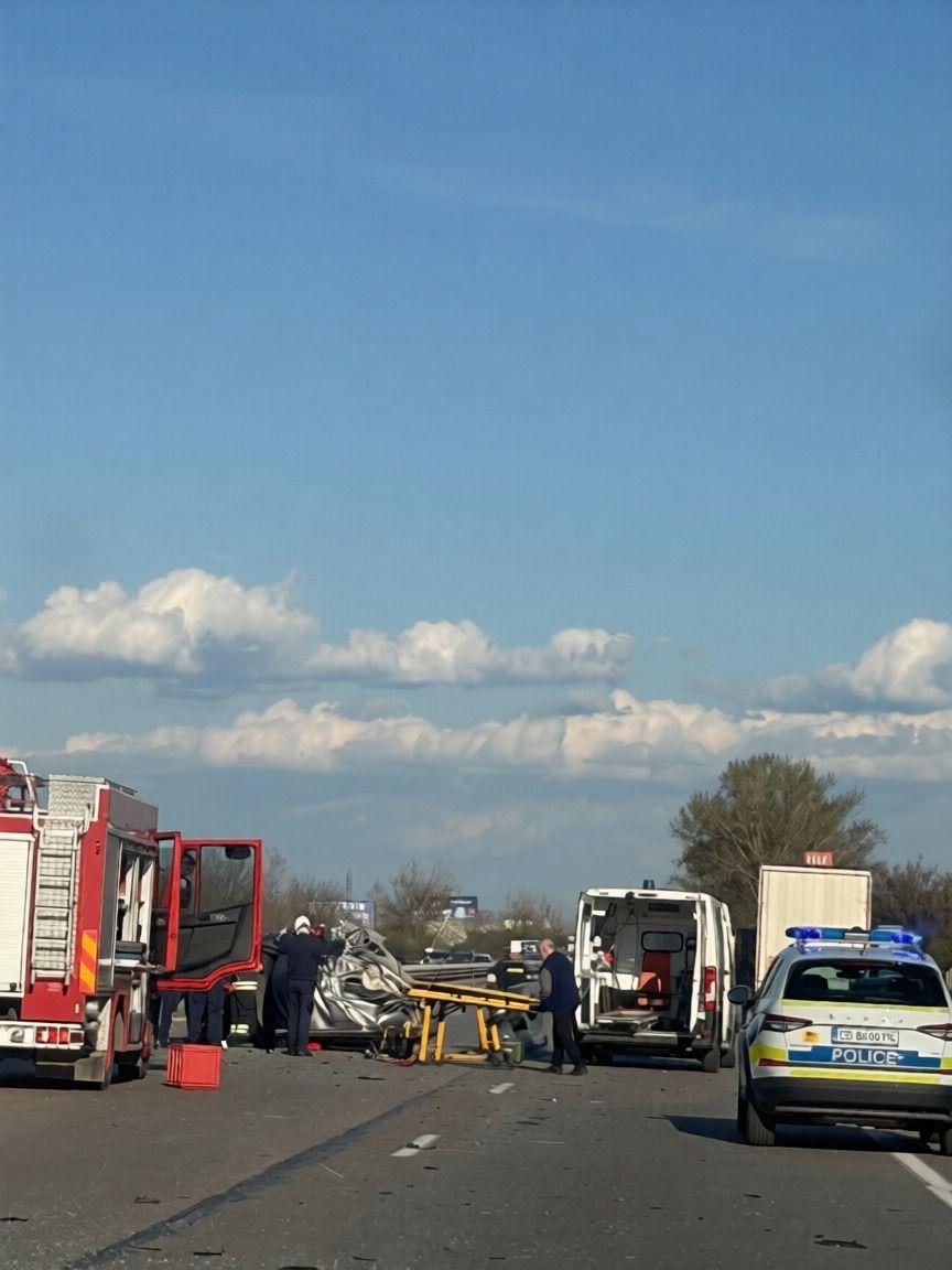 Ад на магистралата: Жесток удар и смачкан автомобил на „Тракия“