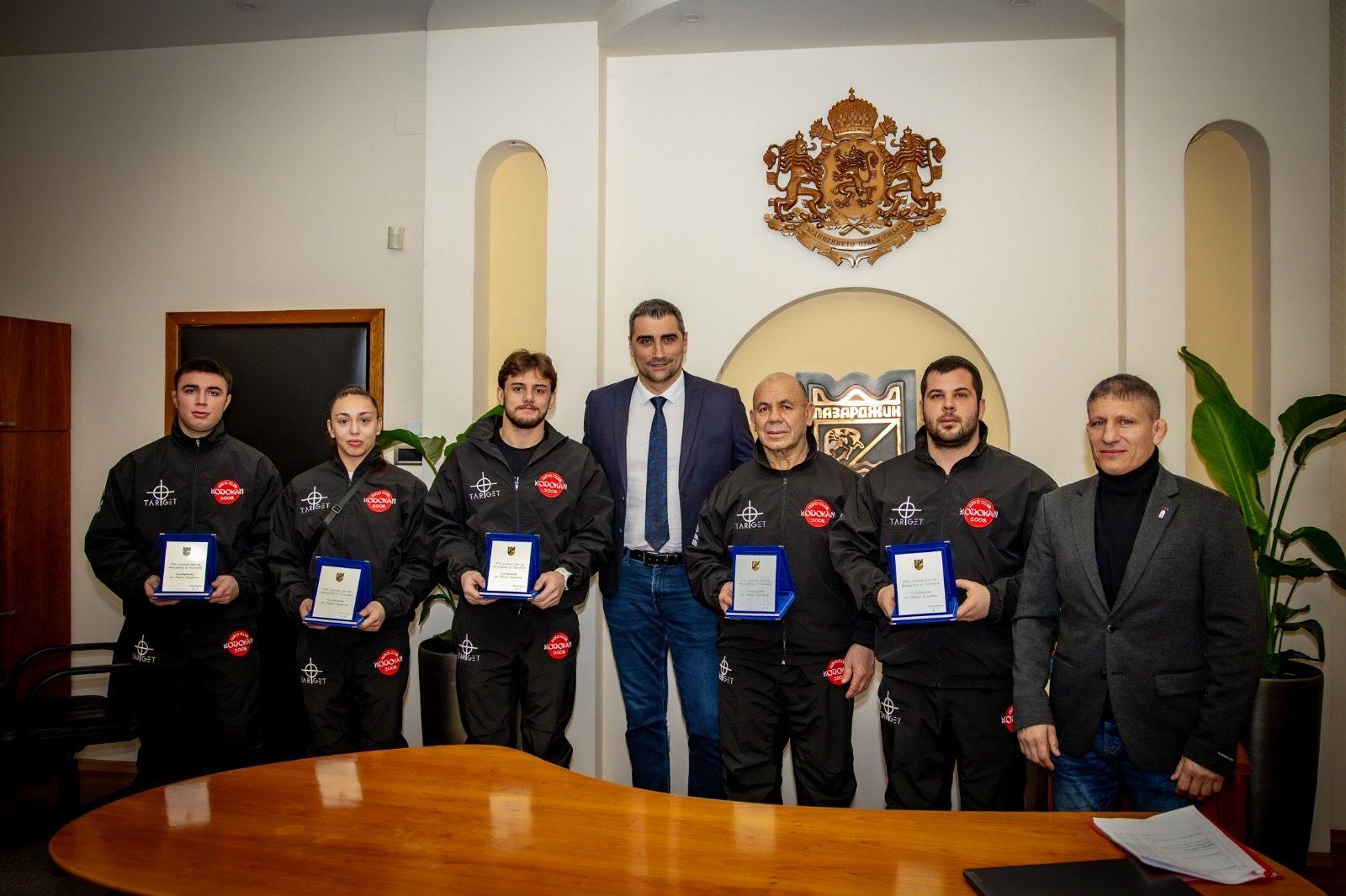 Кметът Петър Куленски награди трима джудисти за отличното им представяне на международен турнир