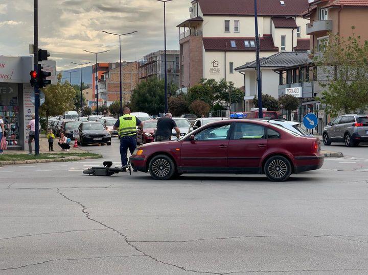 Мъж на електрически скутер пострада след сблъсък с автомобил на кръстовище до Лидл в Пазарджик