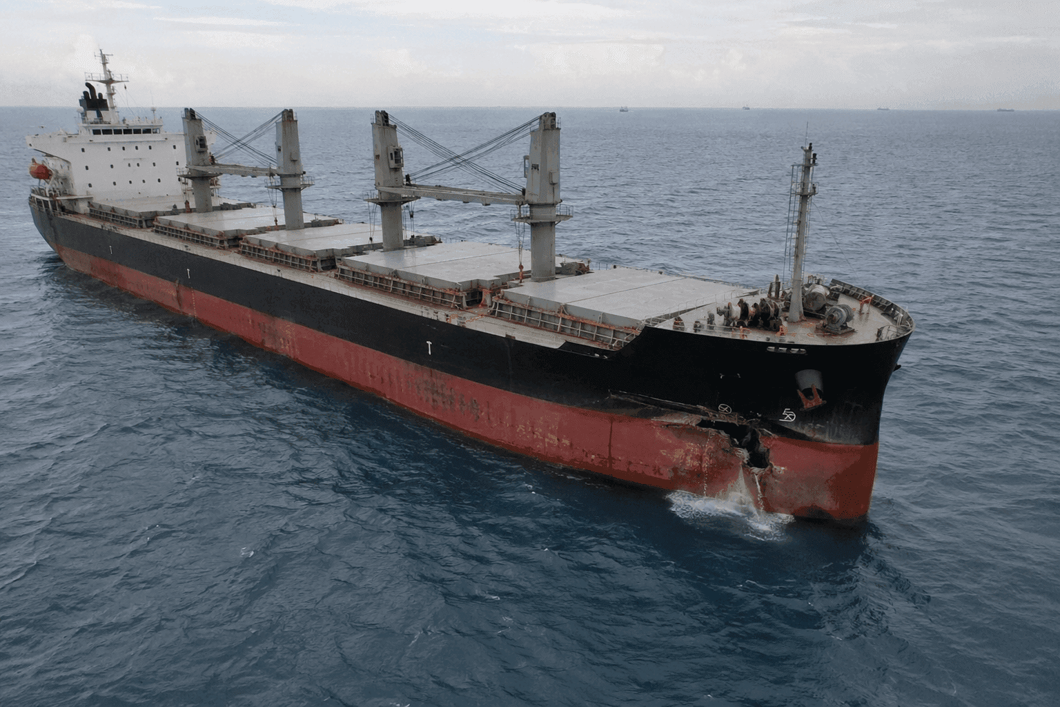 Кораб с въглища за Украйна аварира в Черно море! Проверяват дали е ударен от дрон или морска мина