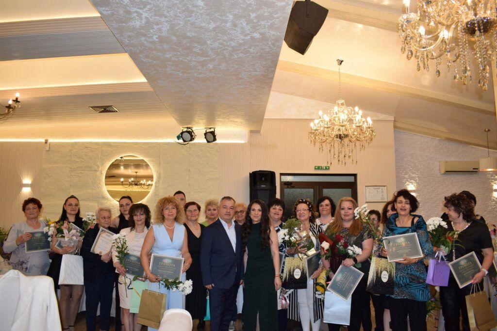 50 години в служба на пациентите: Медицинска сестра от МБАЛ-Пазарджик получи почетно отличие