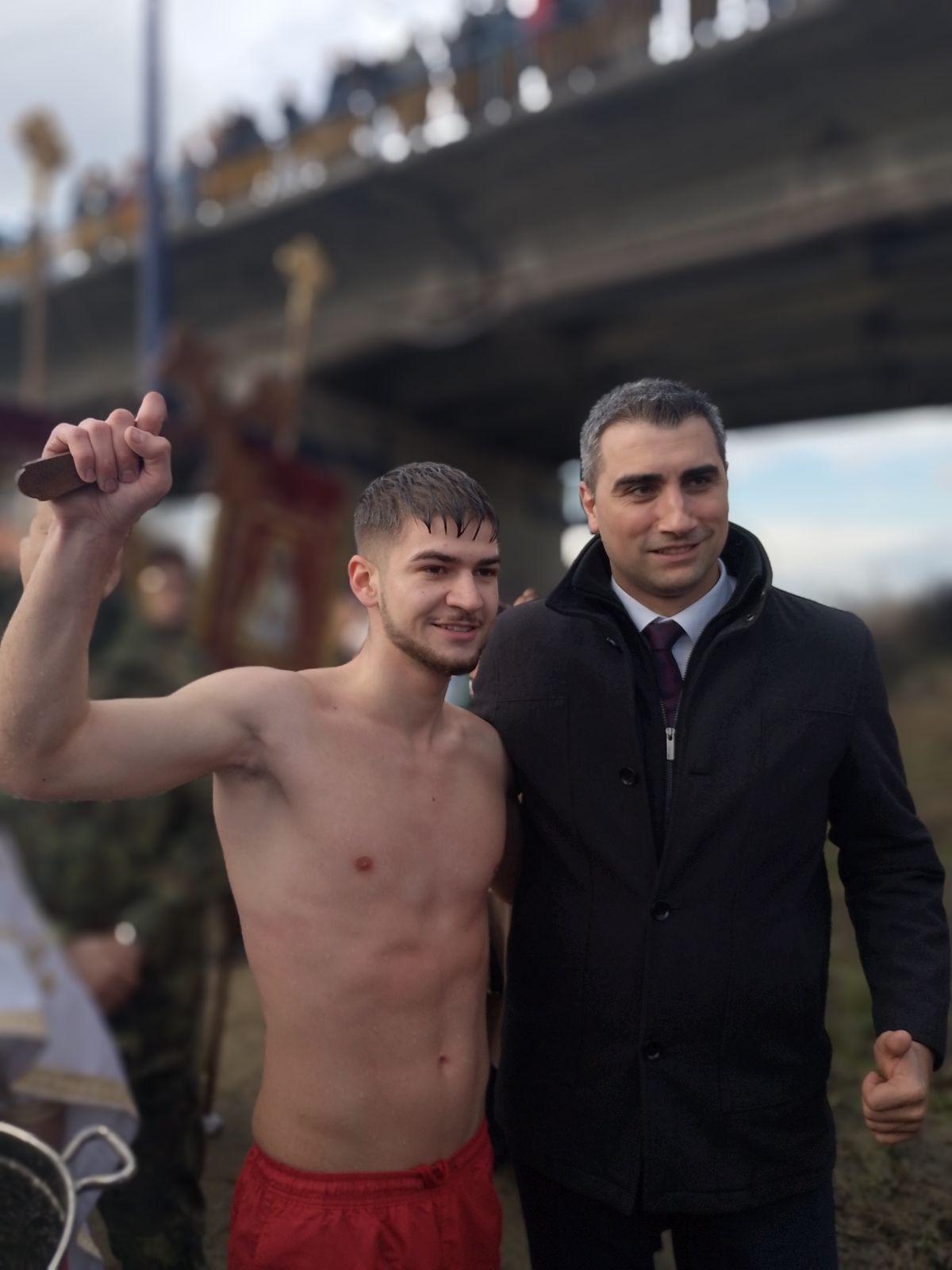 19-годишен пазарджиклия извади Богоявленския кръст от водите на Марица