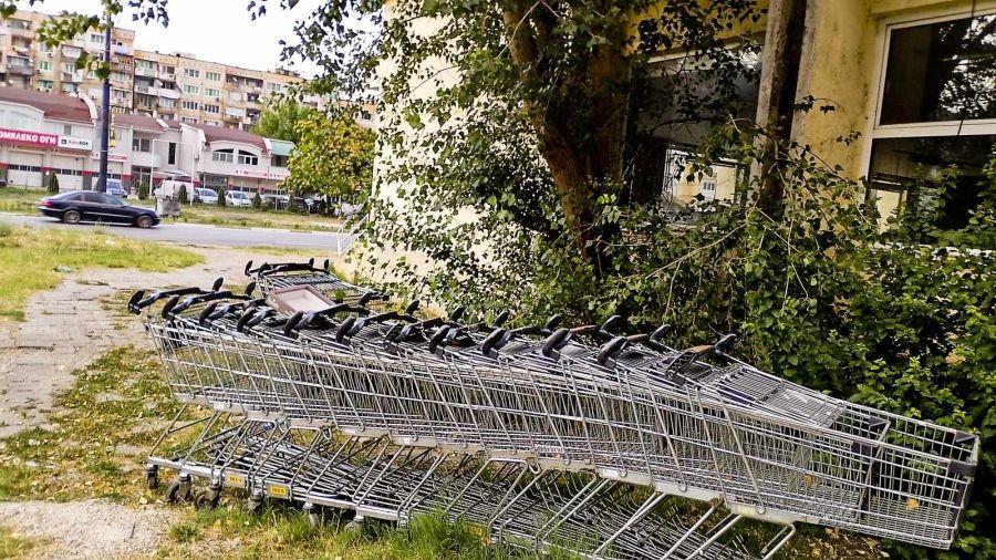 Възмущение в Пазарджик: Хора прибират колички от „Кауфланд“ и ги оставят пред блоковете си