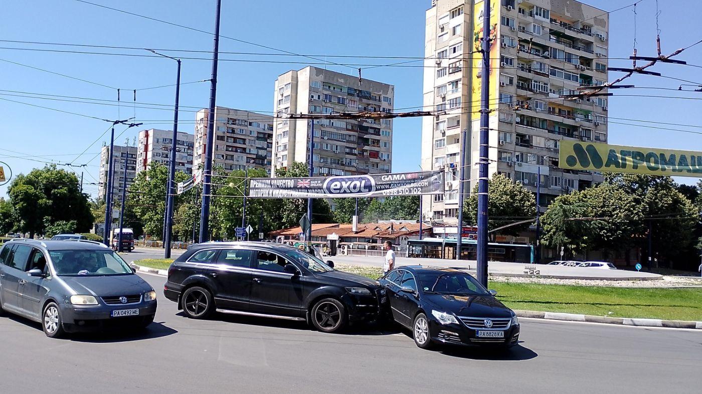 Катастрофа на кръговото на моста на Марица в Пазарджик! Движението е затруднено