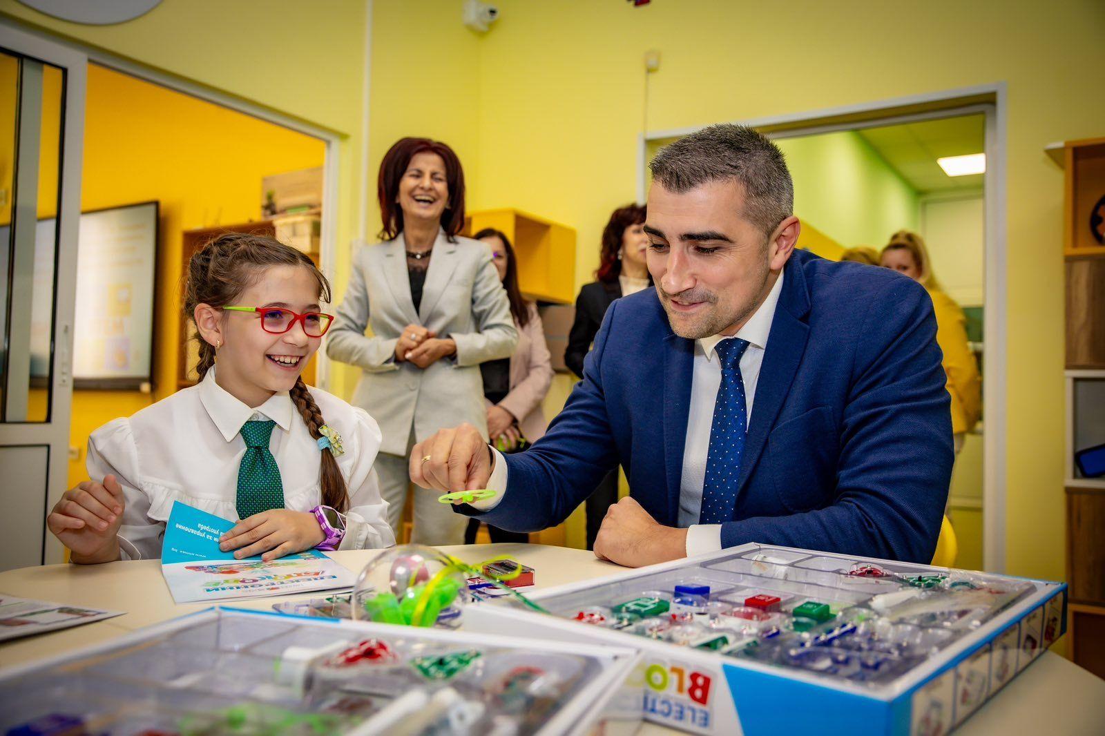 Нов модерен STEM център за иновативно обучение и развитие откриха в НУ „Отец Паисий“ – Пазарджик