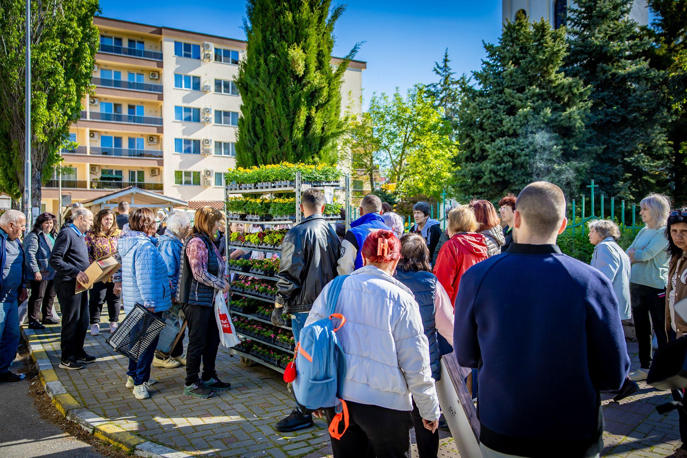 Инициативата на Община Пазарджик „Цветя за смет“ привлече стотици граждани