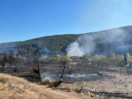 СНИМКА :  Пожар в село Лесичово унищожи три вили и 200 декара земя