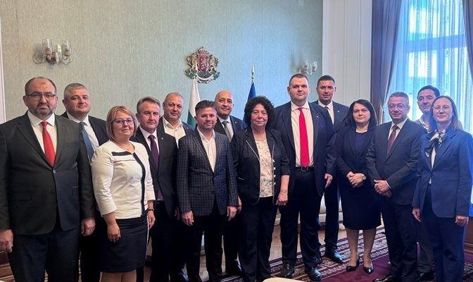 Пеевски консолидира пълна власт в ДПС: 37 кмета се присъединиха към „Ново начало“