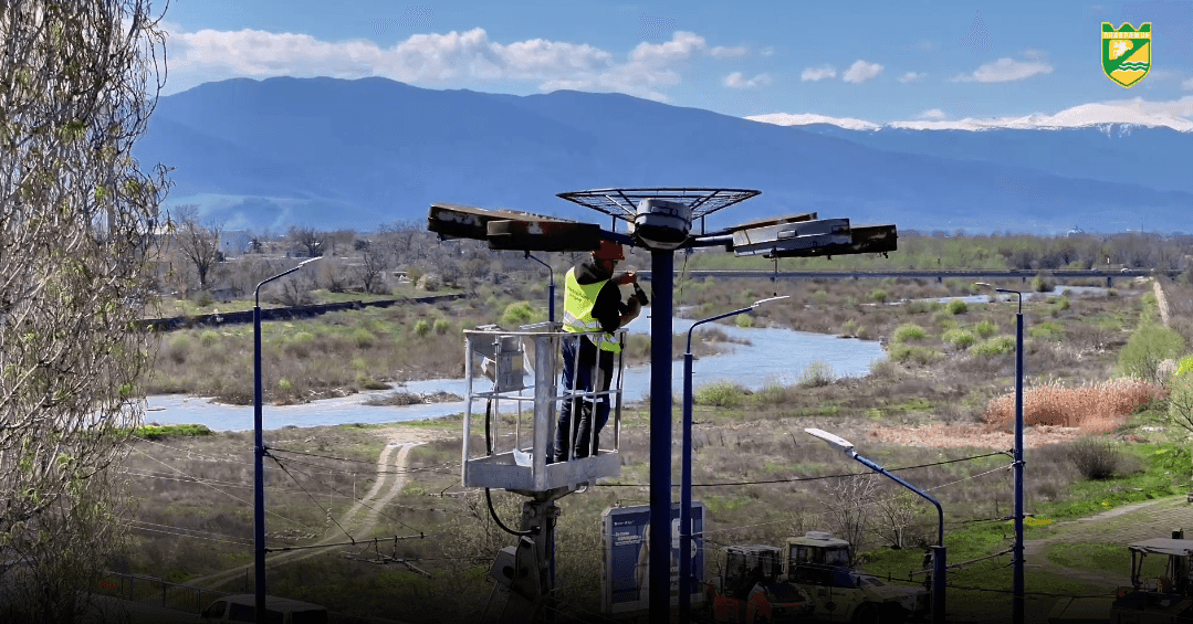 Община Пазарджик с грижа за щъркелите - монтира нови платформи за гнездене