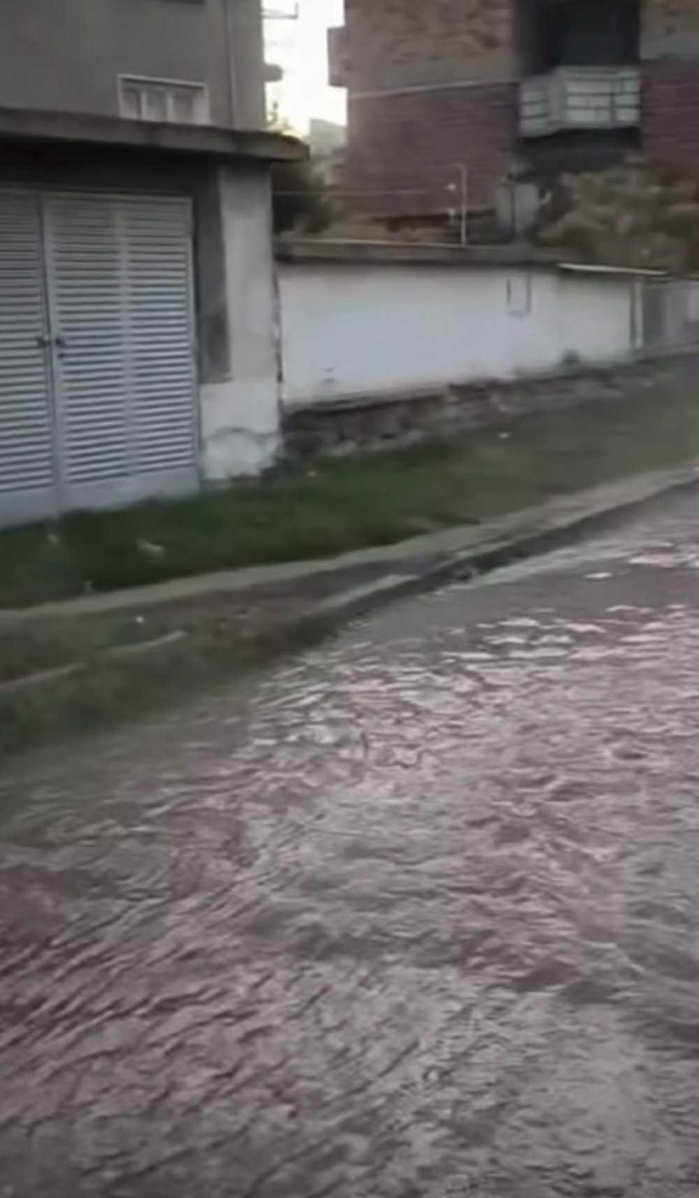 Наводнение в Пазарджик: ВиК авария превърна улица в квартал „Устрем“ в „нова река“