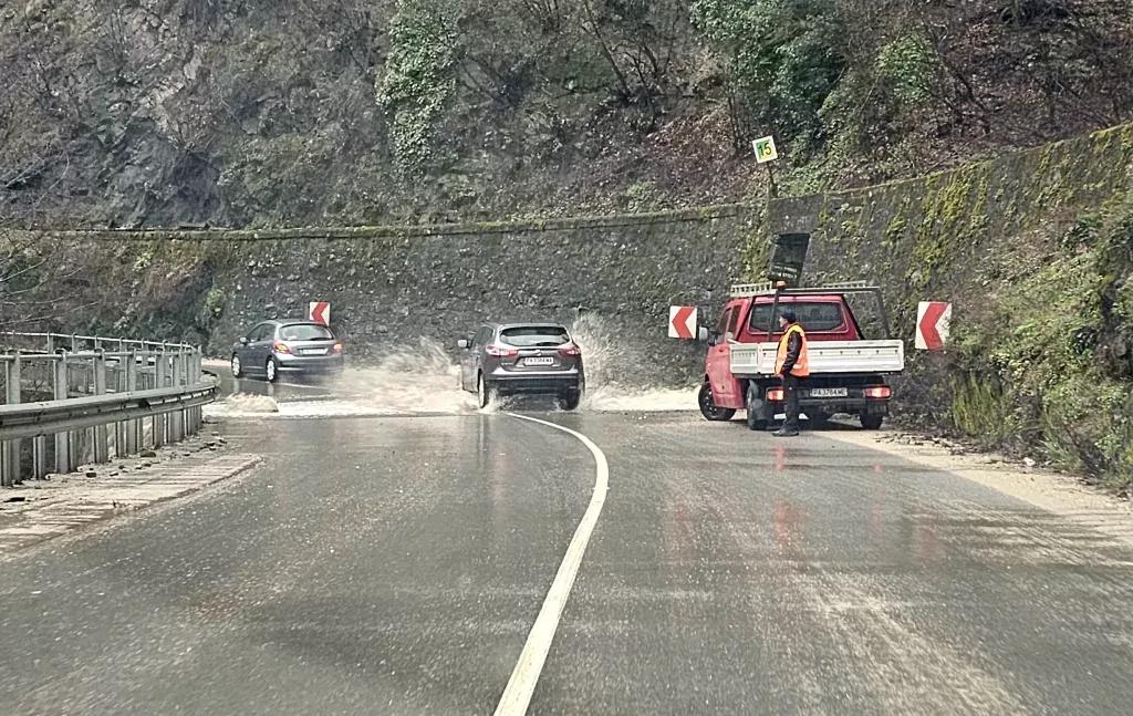Опасен път между Варвара и Велинград след пороите – свлачища и вода заливат платното