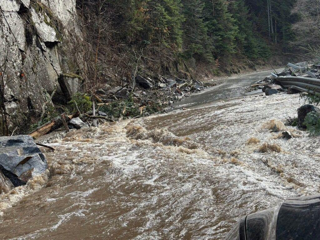 Извънредно: Затвориха пътя Велинград–Сърница заради наводнение и паднали скали
