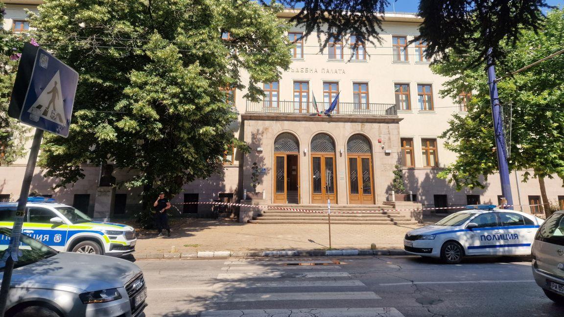 ИЗВЪНРЕДНО! Евакуираха Съдебната палата в Пазарджик заради сигнал за бомба