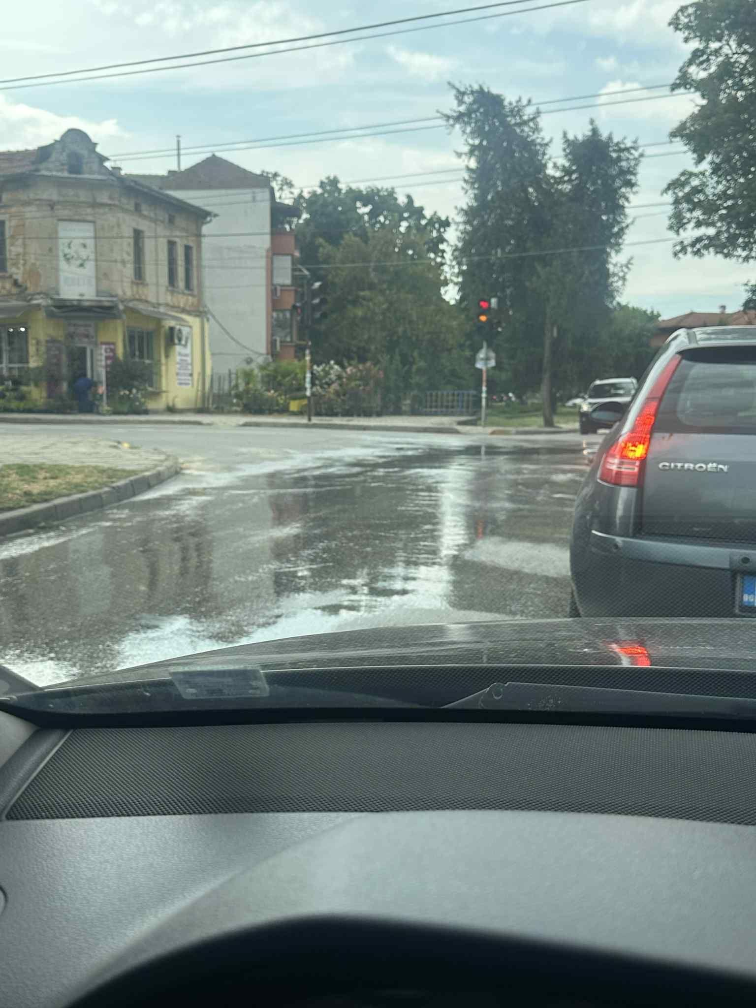 СНИМКИ: Временно затварят кръстовище в Пазарджик заради авария на водопровод