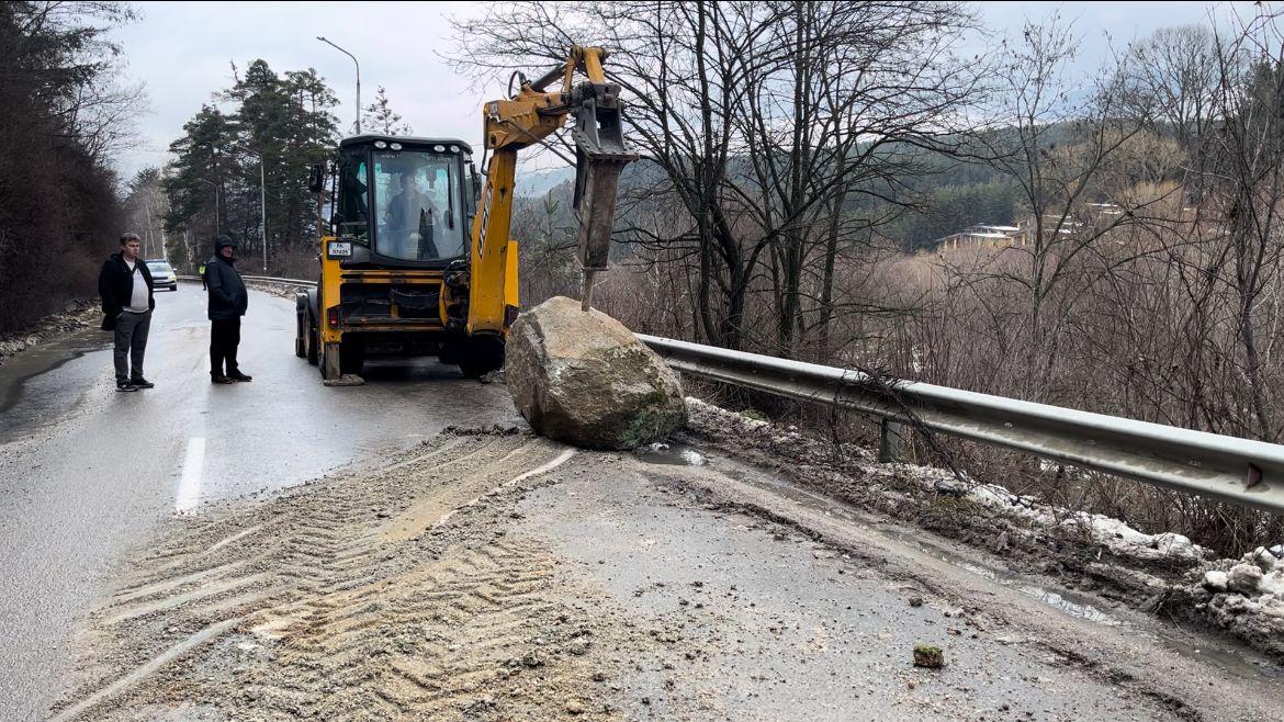 Възстановено е движението по пътя Велинград – Юндола