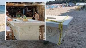 СНИМКА : Античният саркофаг  откри на плажната ивица на курорта „Св. Св. Константин и Елена“ е бил използван за бар в заведение 