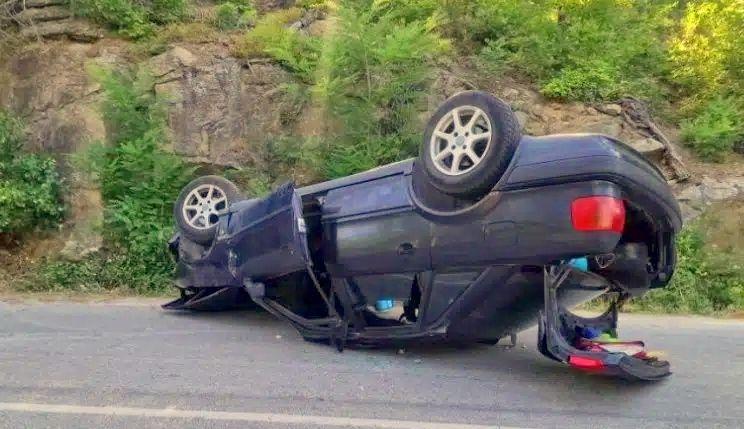 Автомобил се обърна близо до Пазарджик, след като водач избегна куче на пътя
