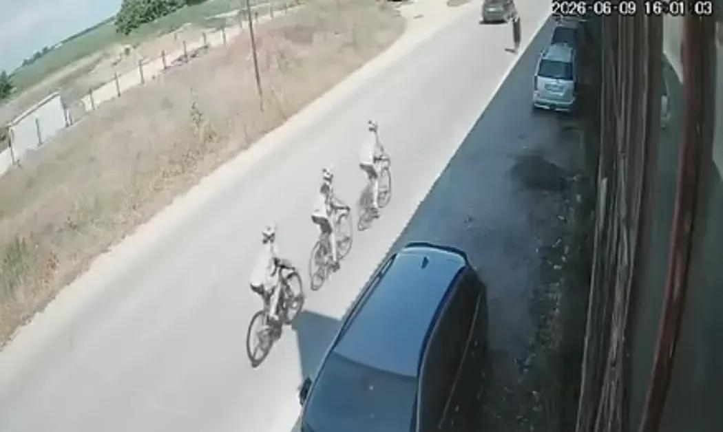 Шок край Пазарджик! Кола отнесе деца колоездачи след отнето предимство по време на тренировка