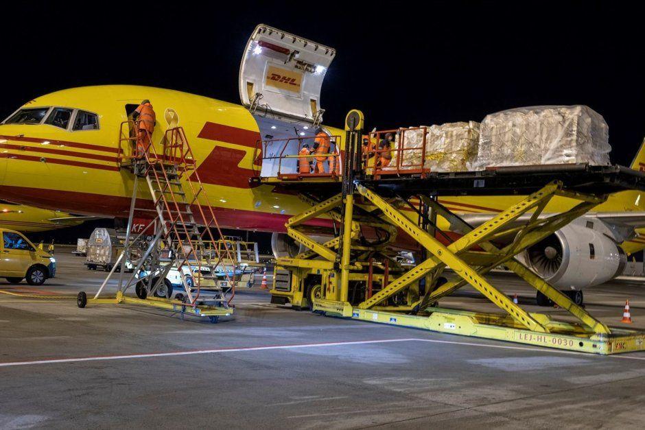 DHL и други оператори ограничават доставките към Америка