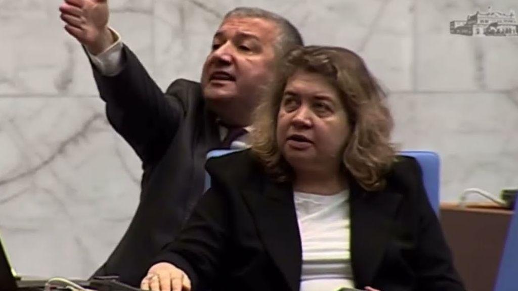 СКАНДАЛ В ПАРЛАМЕНТА! БСП и „Възраждане“ превърнаха пленарната зала в арена – заседанието прекъснато! ВИДЕО
