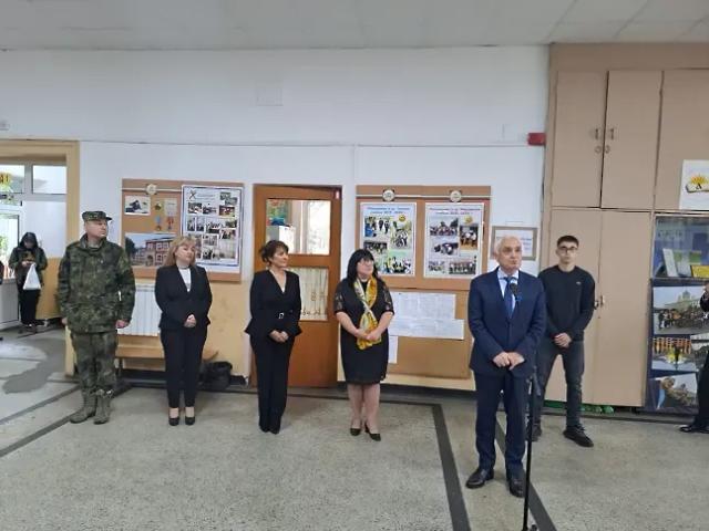 Министърът на отбраната Атанас Запрянов посети ученици от Профилирана гимназия "Иван Сергеевич Аксаков" в Пазарджик