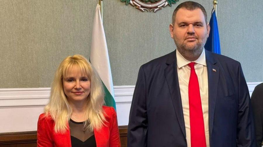 Ваня Василева напусна групата на Доган и се присъедини към "Ново начало" и Делян Пеевски